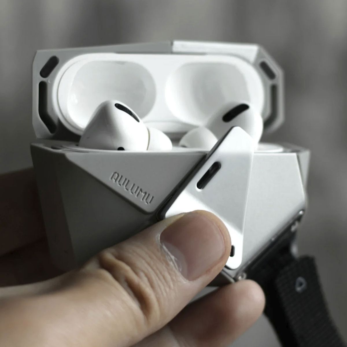 AULUMU - Case Premium Aulumu AirPods 2 / 1 Gris Textura Metálica Con Hebilla