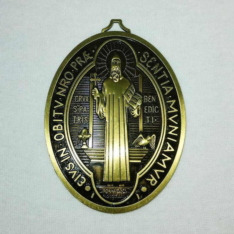 GENERICO - DIJE ADORNO DE SAN BENITO OVALADO DORADO 8cmX6cm