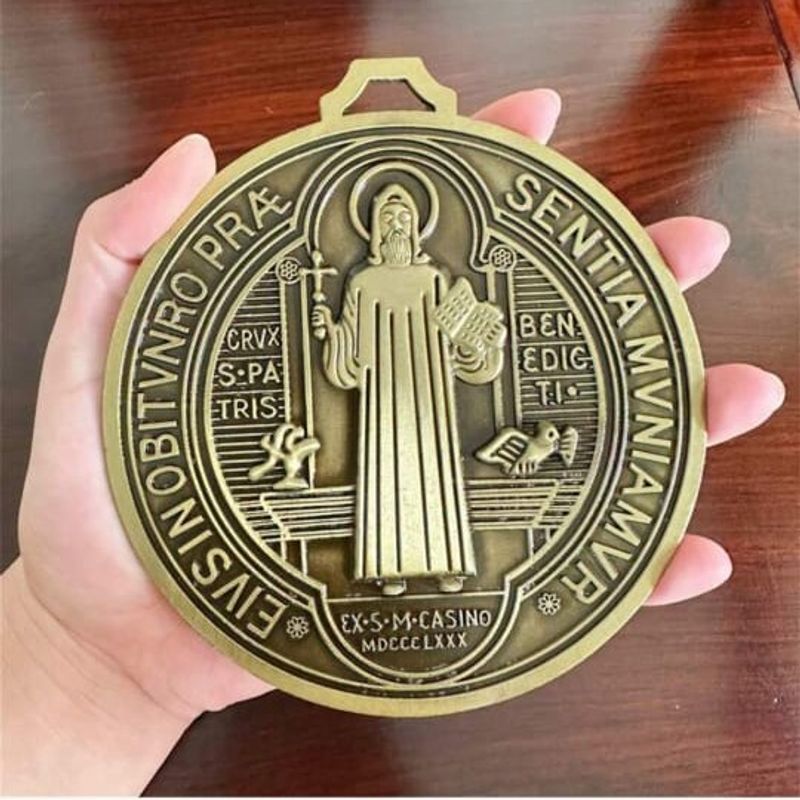 GENERICO - DIJE ADORNO DE SAN BENITO DORADO 7CM