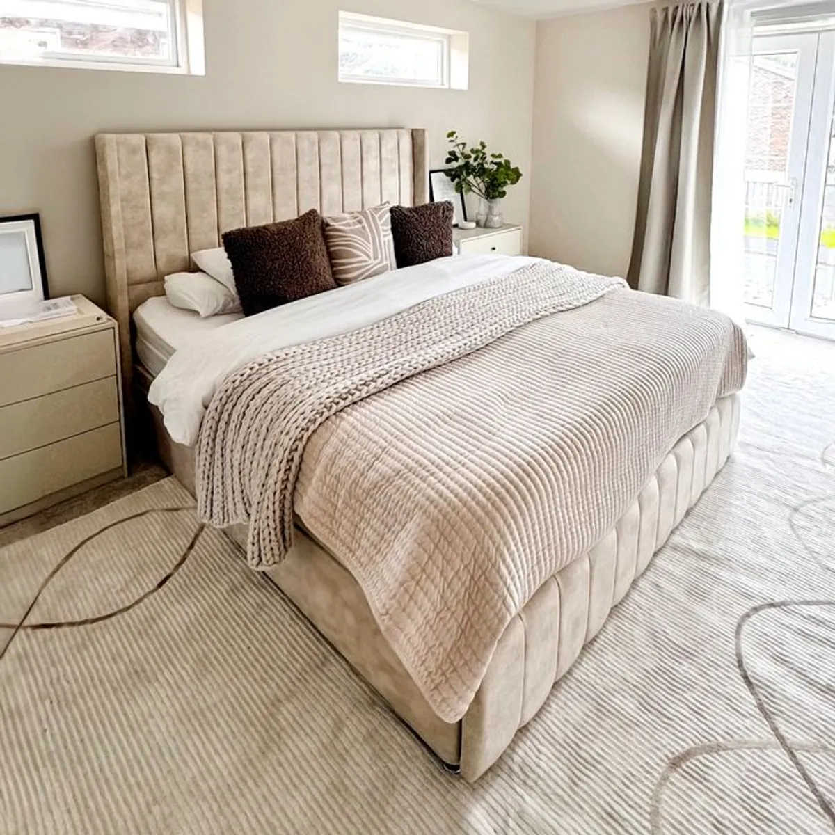 GENERICO - Cama Box Tarima + Cabecera con detalle piecera Beige King