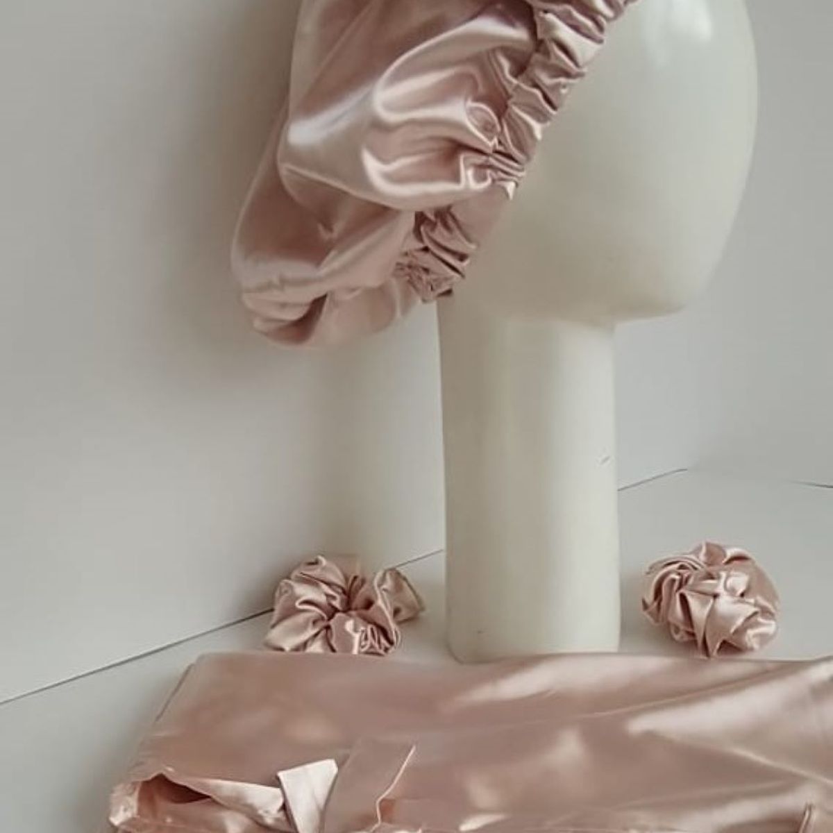 GENERICO - PACK GORRO DE SATÍN MAS FUNDA DE ALMOHADA DE SATÍN NUDE