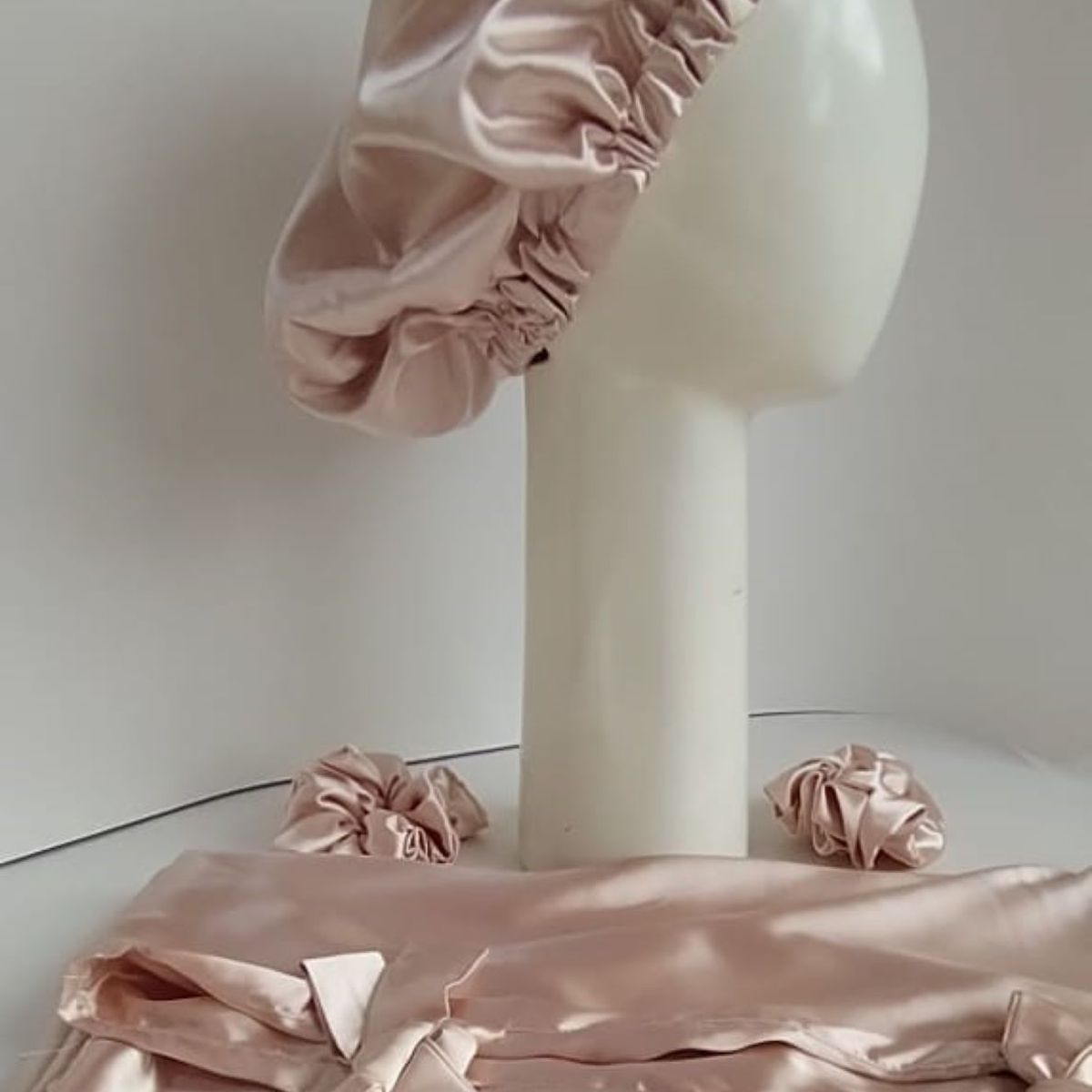 GENERICO - PACK GORRO DE SATÍN MAS FUNDA DE ALMOHADA DE SATÍN NUDE