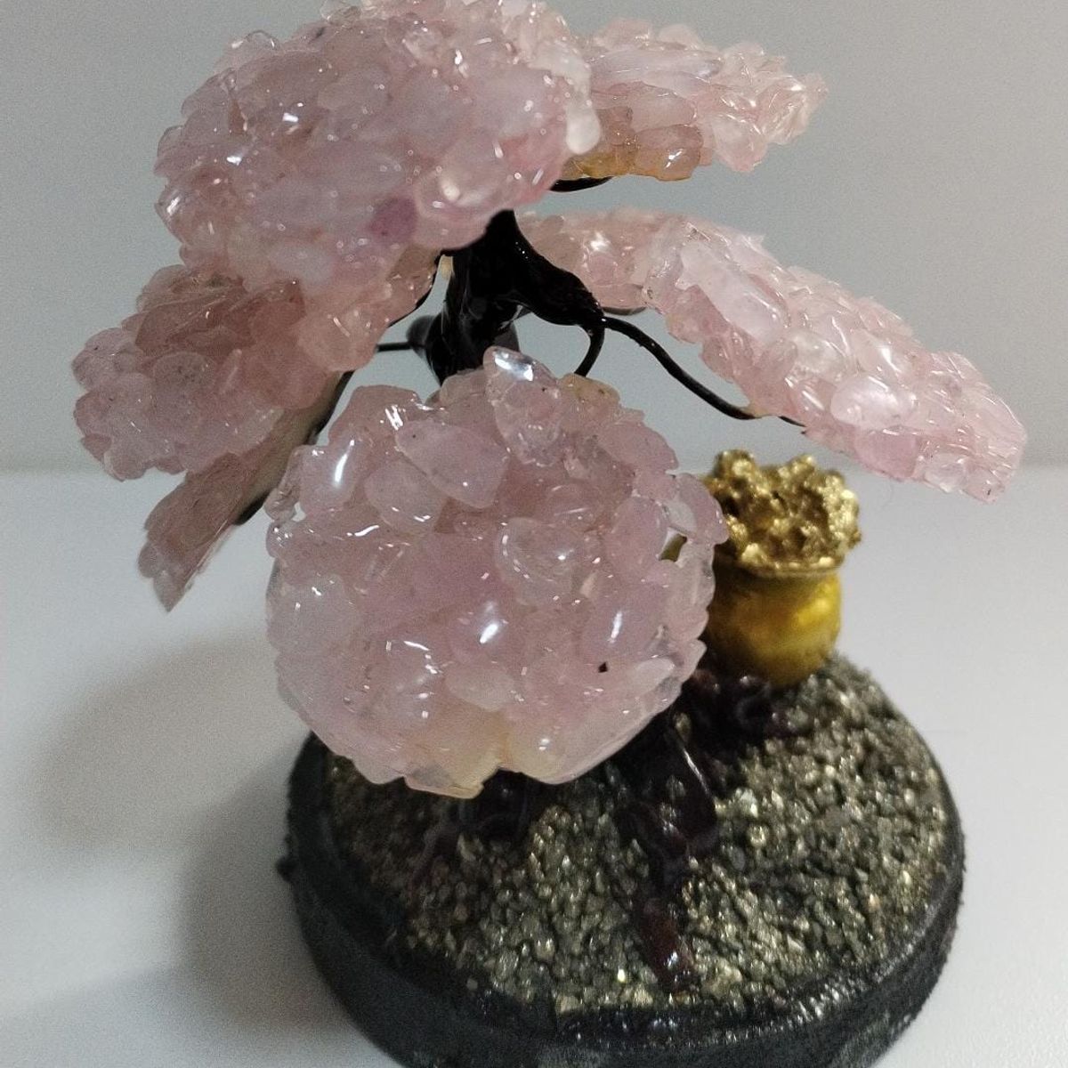GENERICO - ARBOLITO  DE LA FELICIDAD BONSAI MEDIANO CON PIEDRAS DE CUARZO ROSA