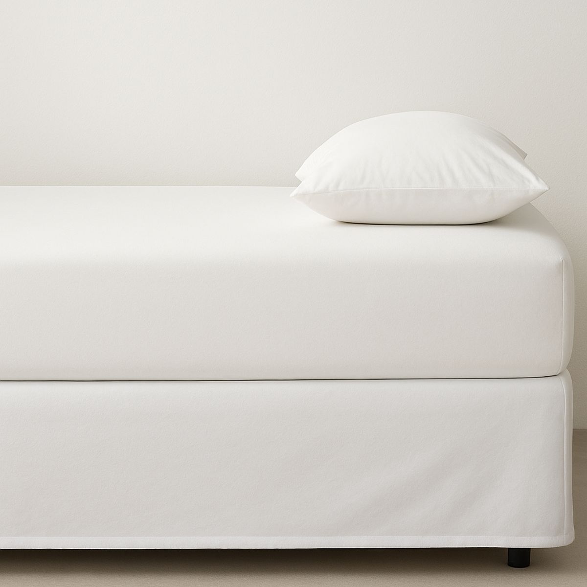 GENERICO - FALDON DE TARIMA 1.5 PLAZA MINIMAL MICROFIBRA BLANCO 35CM