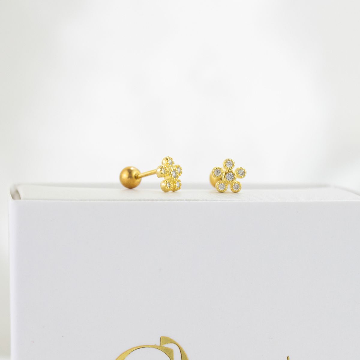 CLEO JOYAS & ACCESORIOS - Arete Flor Alice Dorado Plata