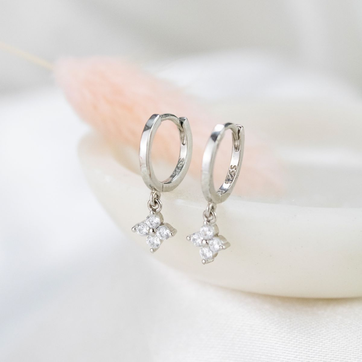 CLEO JOYAS & ACCESORIOS - Arete Argolla Dalia Plata