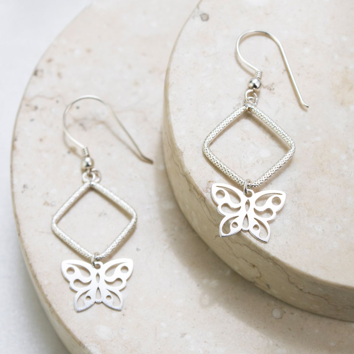 CLEO JOYAS & ACCESORIOS - Arete Mariposa Geométrica Plata