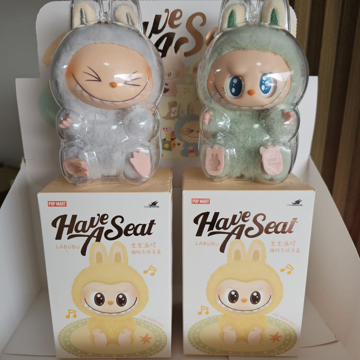 KAWAI - Dupe Bubu Sorpresa con Luz Sonido y Protector Acrílico Have a Seat