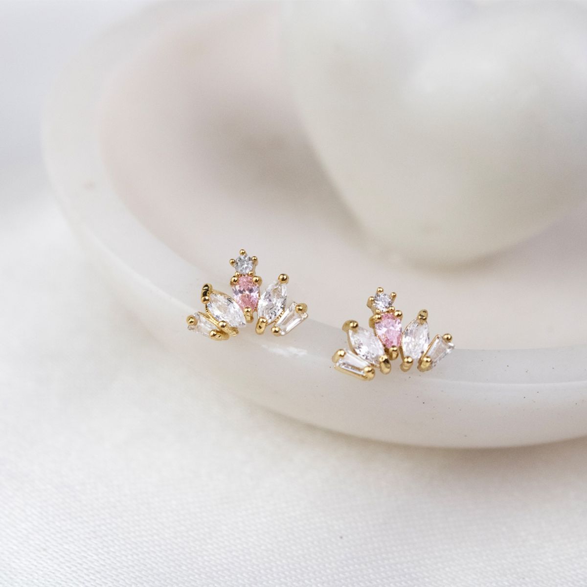 CLEO JOYAS & ACCESORIOS - Arete Yazmín Jazmin Dorado Acero