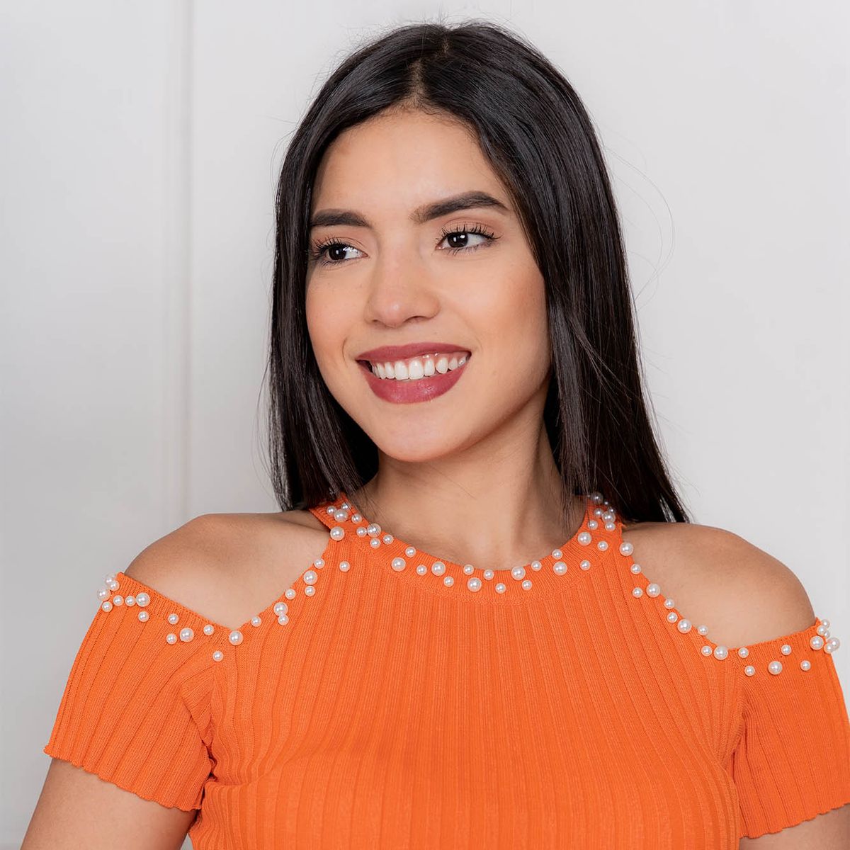 ARMA TU LOOK - VESTIDO PERLA HILO CON APLICACIONES DE PERLAS EN CUELLO