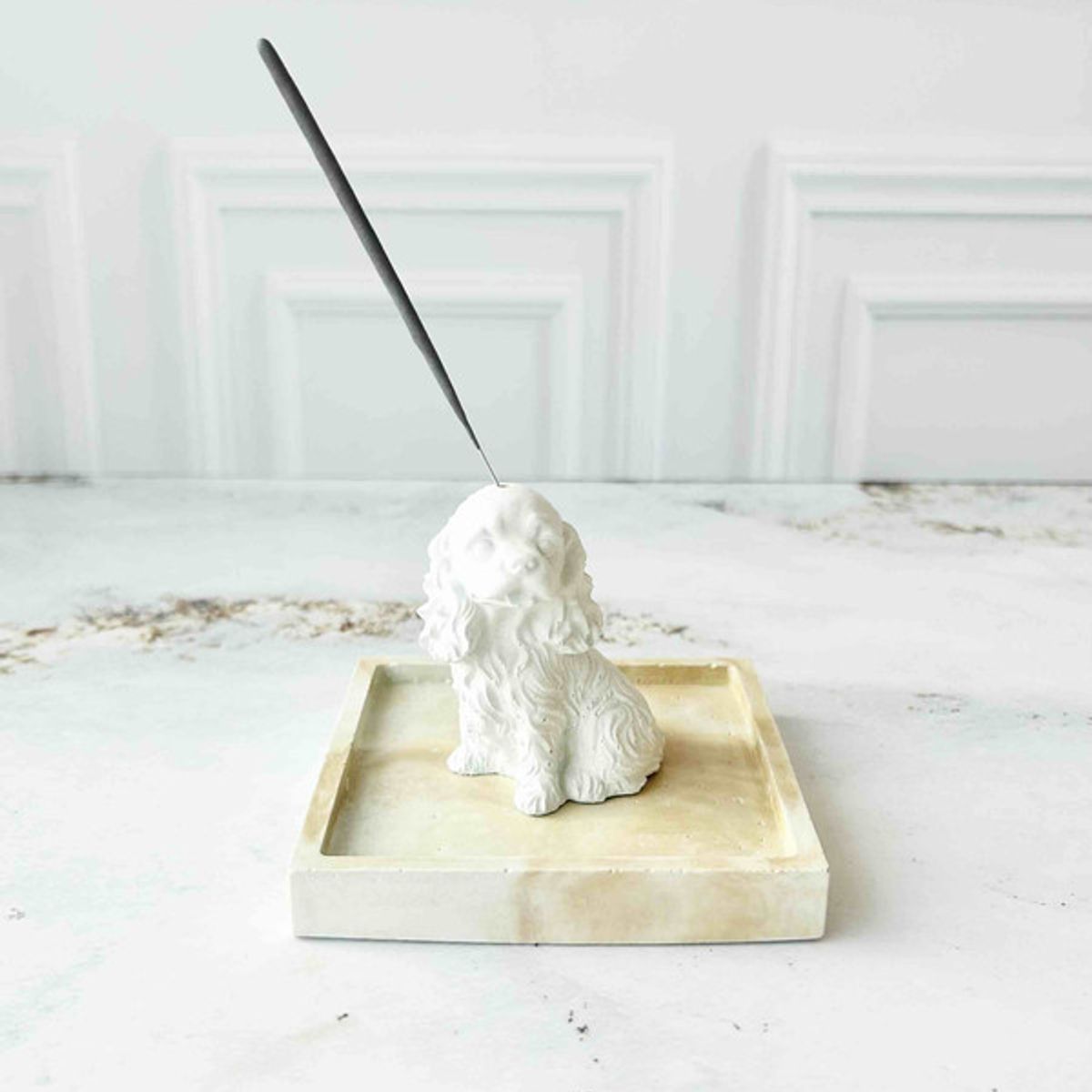 CONKRETE - Portainciensos Perro Cocker con Base de cemento