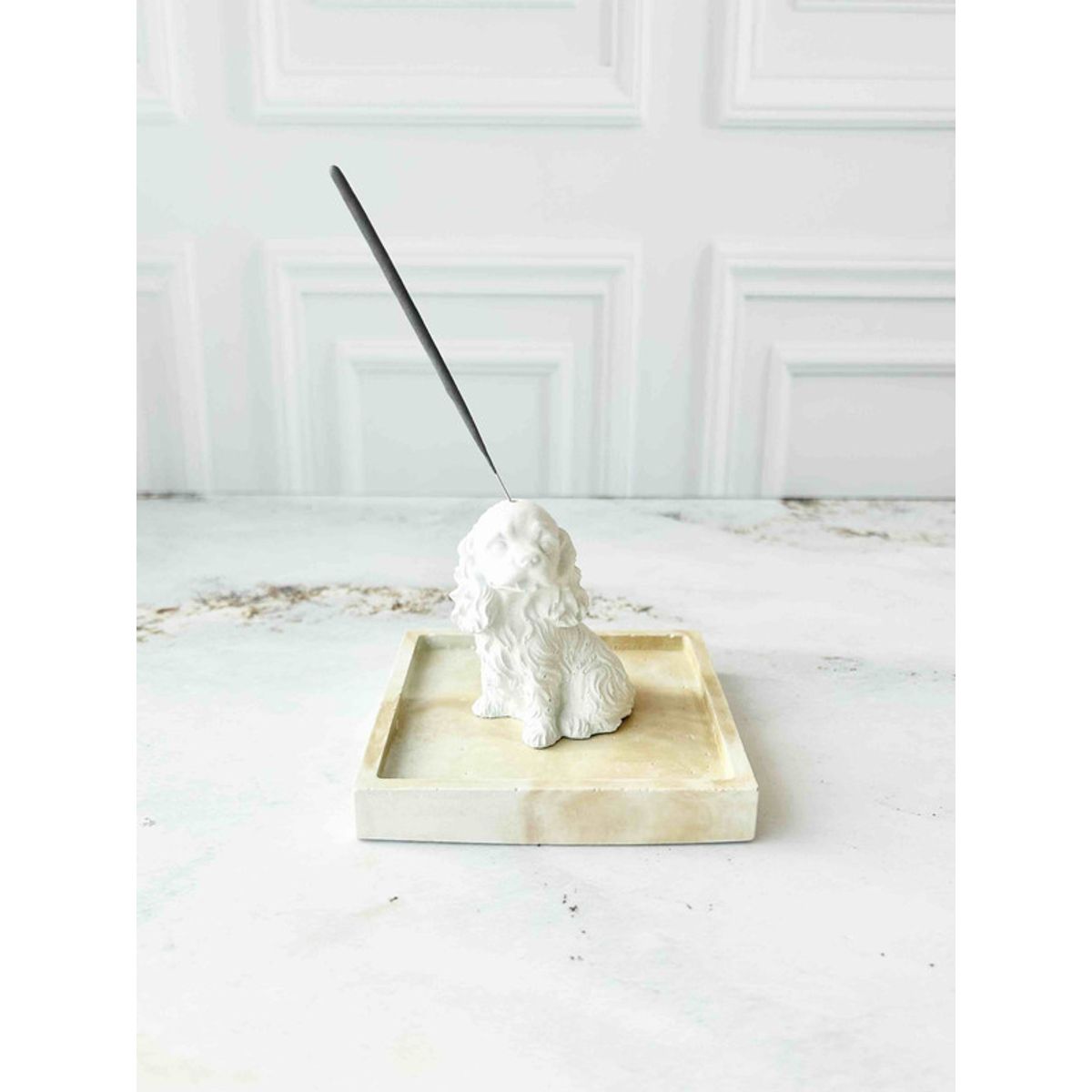 CONKRETE - Portainciensos Perro Cocker con Base de cemento