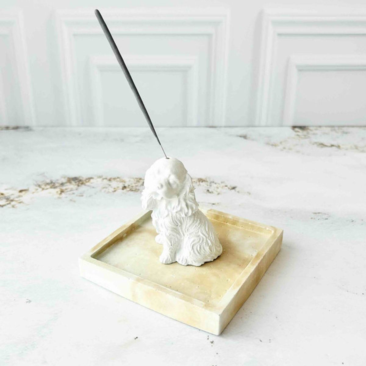 CONKRETE - Portainciensos Perro Cocker con Base de cemento