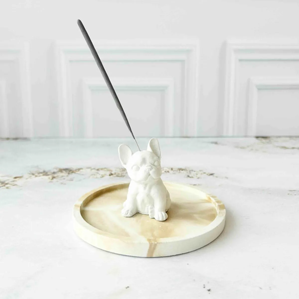 CONKRETE - Portainciensos Perro Frenchie con Base de cemento