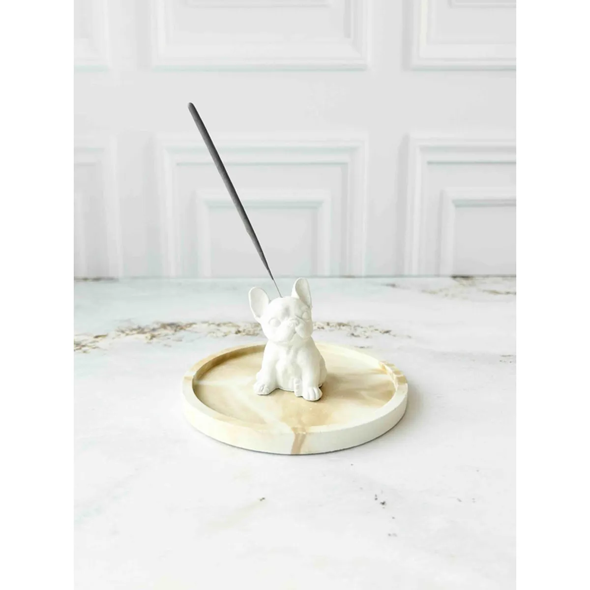 CONKRETE - Portainciensos Perro Frenchie con Base de cemento