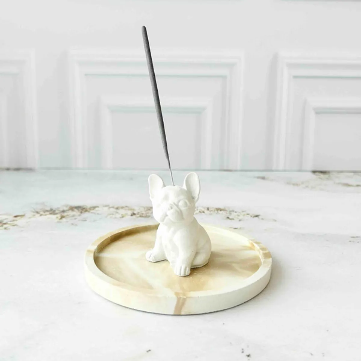 CONKRETE - Portainciensos Perro Frenchie con Base de cemento