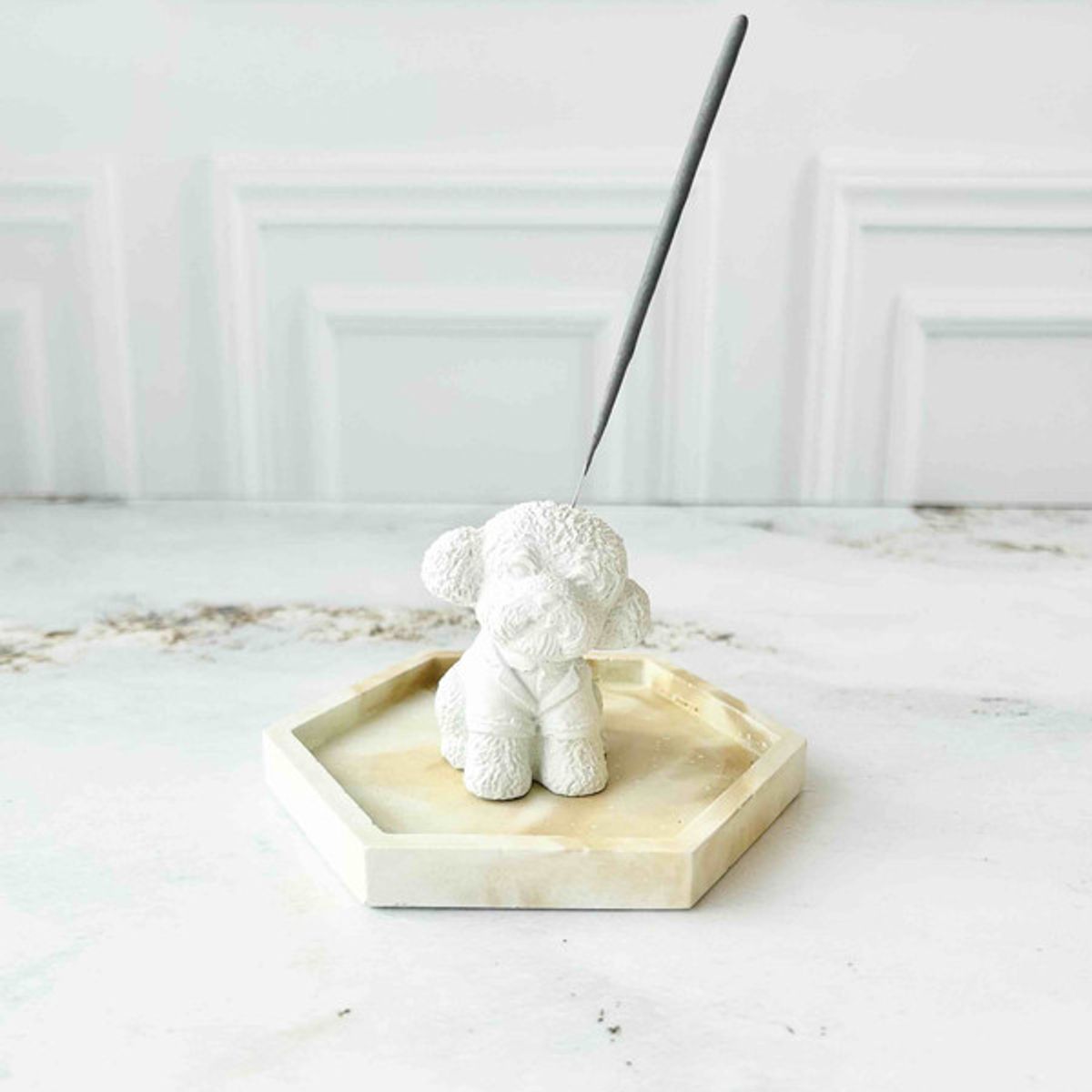 CONKRETE - Portainciensos Perro Poodle con Base de cemento