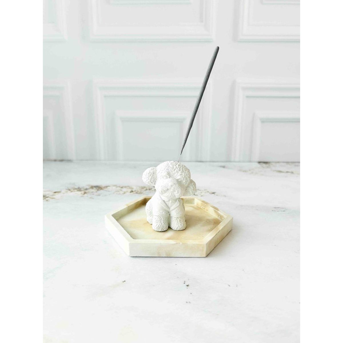 CONKRETE - Portainciensos Perro Poodle con Base de cemento