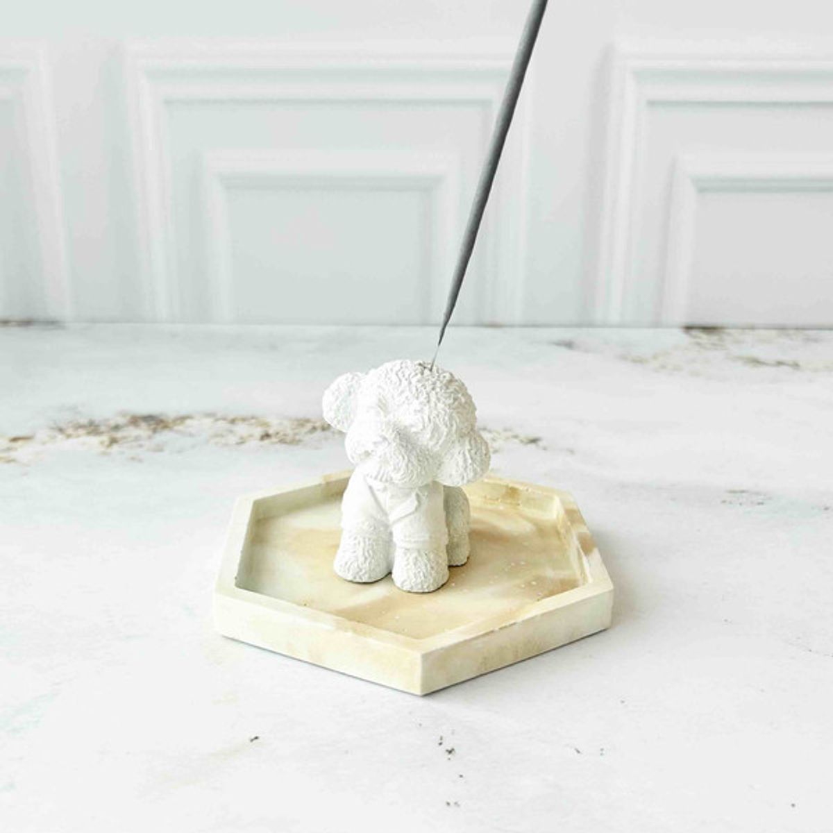 CONKRETE - Portainciensos Perro Poodle con Base de cemento