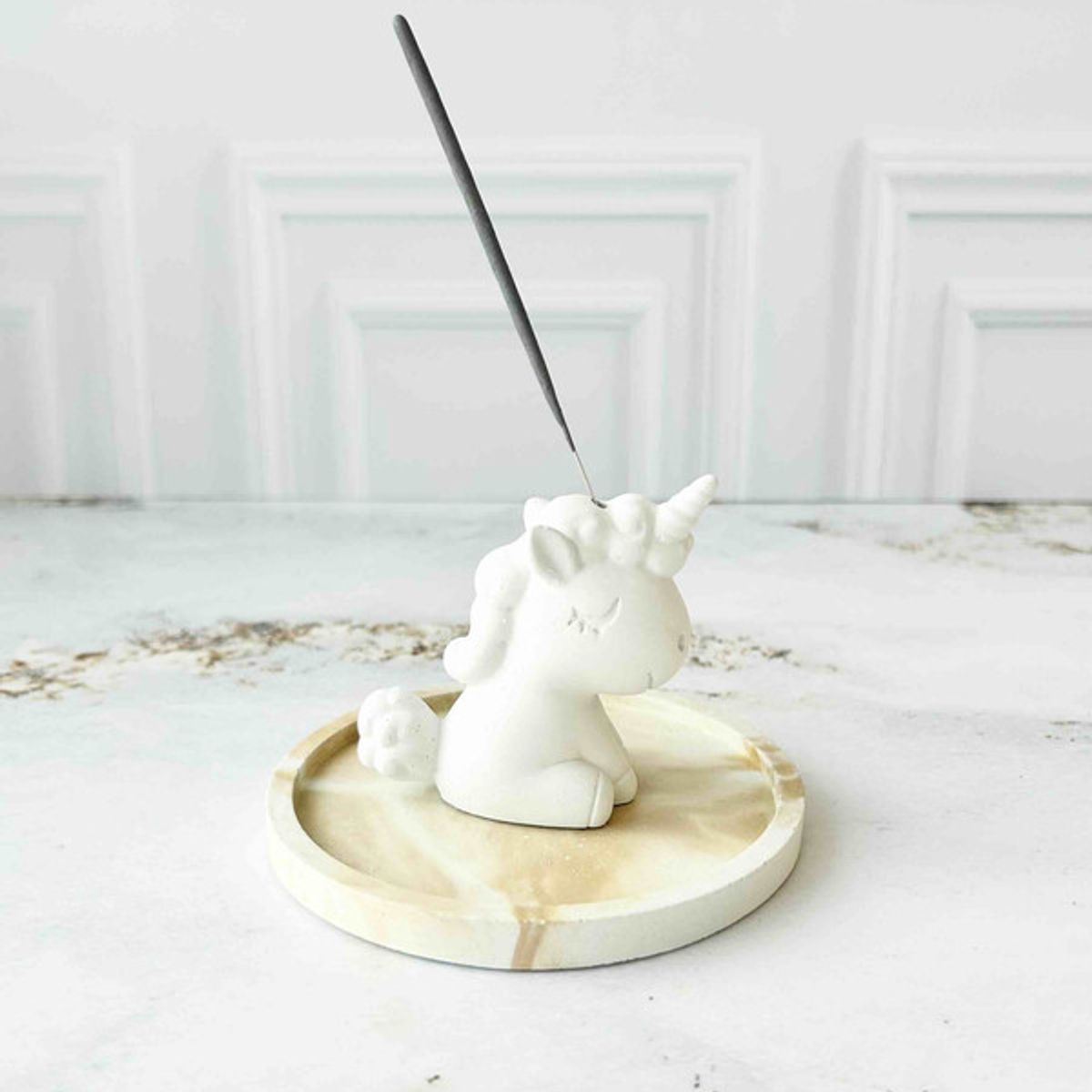 CONKRETE - Portainciensos Unicornio con Base de cemento