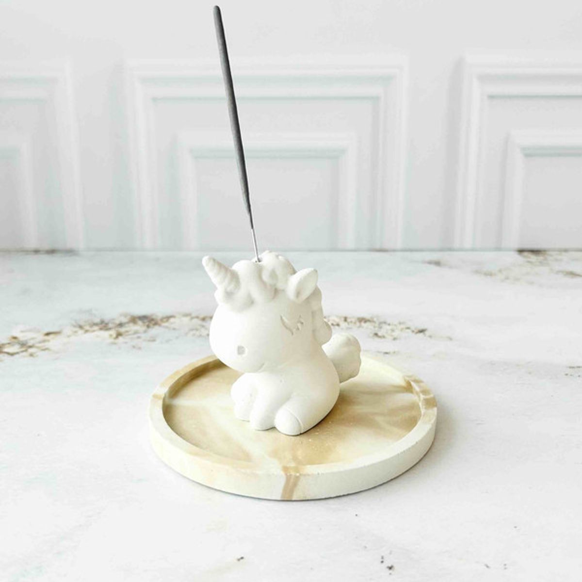 CONKRETE - Portainciensos Unicornio con Base de cemento