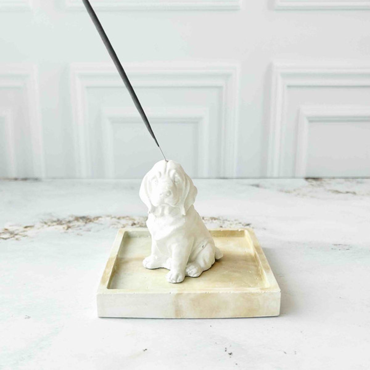 CONKRETE - Portainciensos Perro Sabueso con Base de cemento