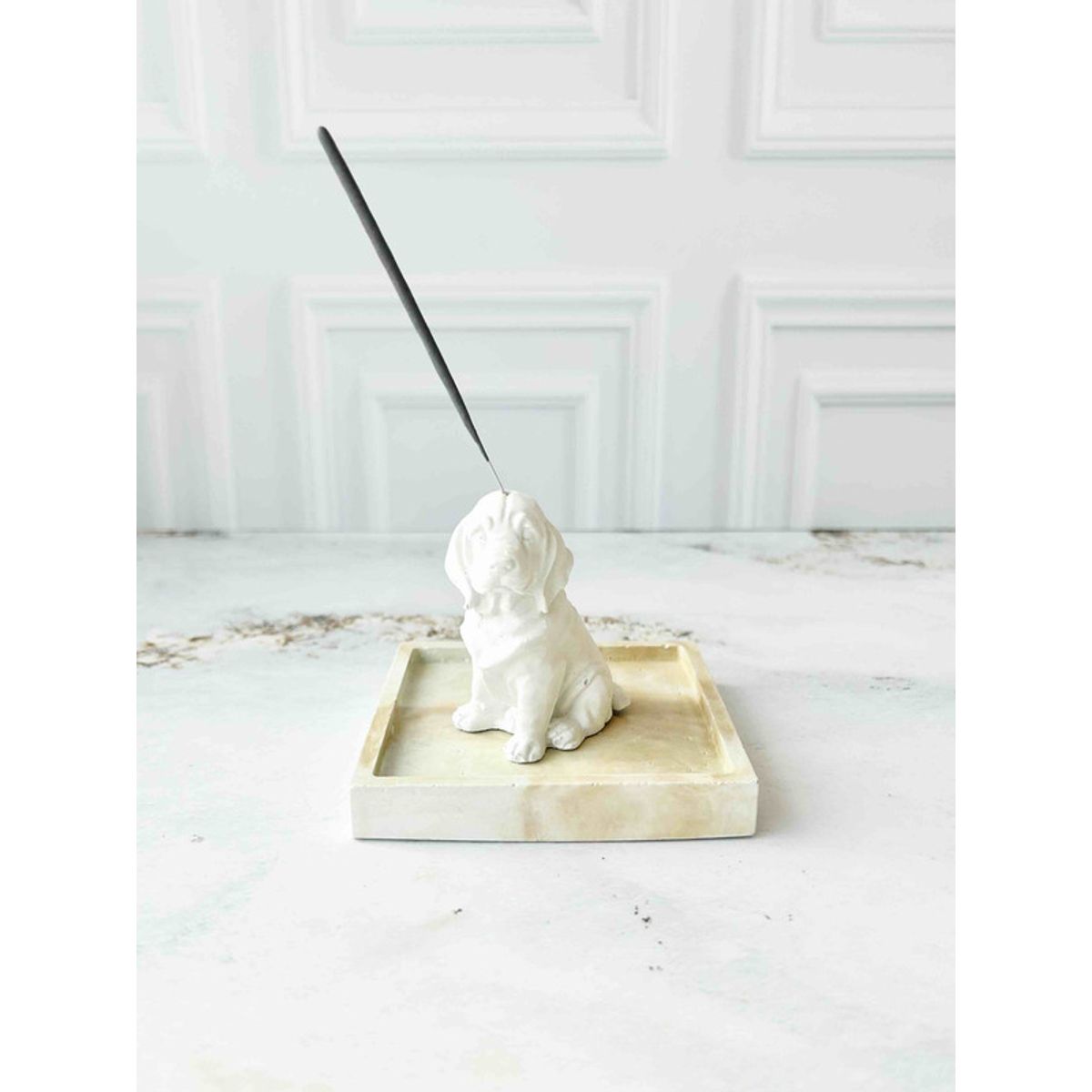 CONKRETE - Portainciensos Perro Sabueso con Base de cemento