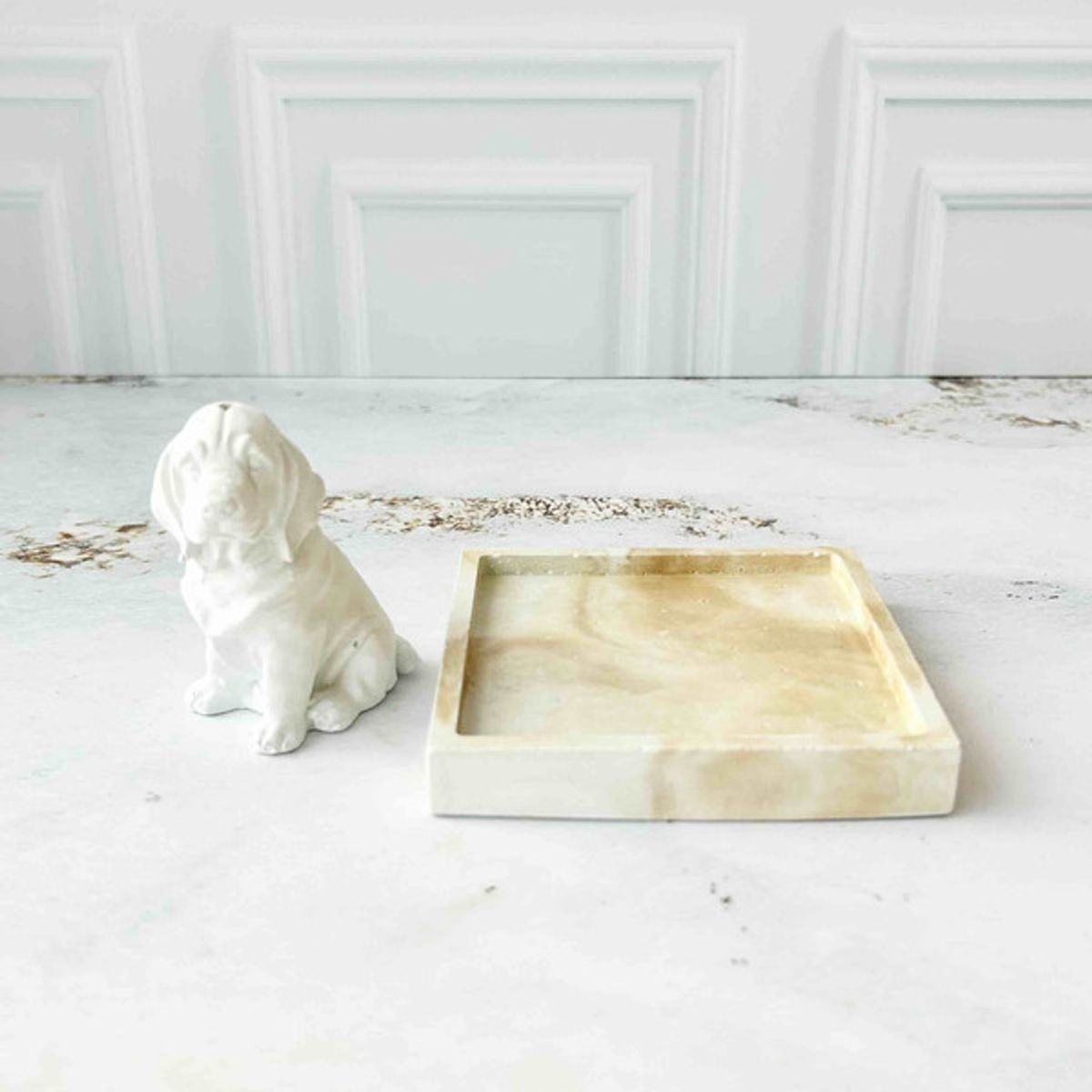 CONKRETE - Portainciensos Perro Sabueso con Base de cemento