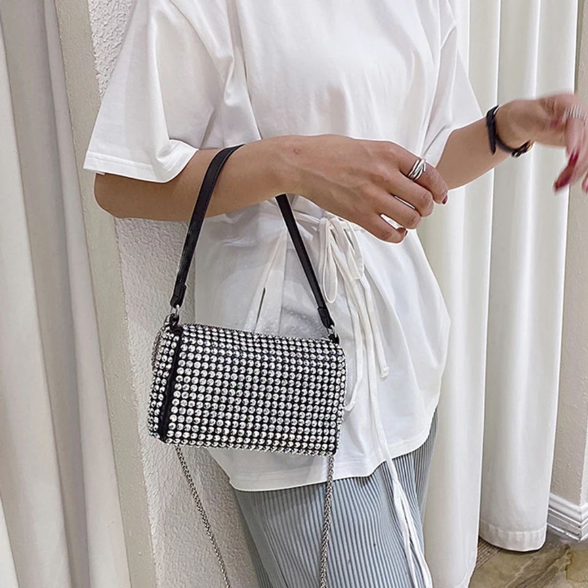 GENERICO - Cartera Lisa con gemas plateadas con cadena