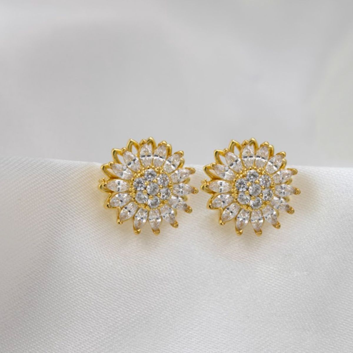 CLEO JOYAS & ACCESORIOS - Aretes Girasol Giratorio Dorado Acero