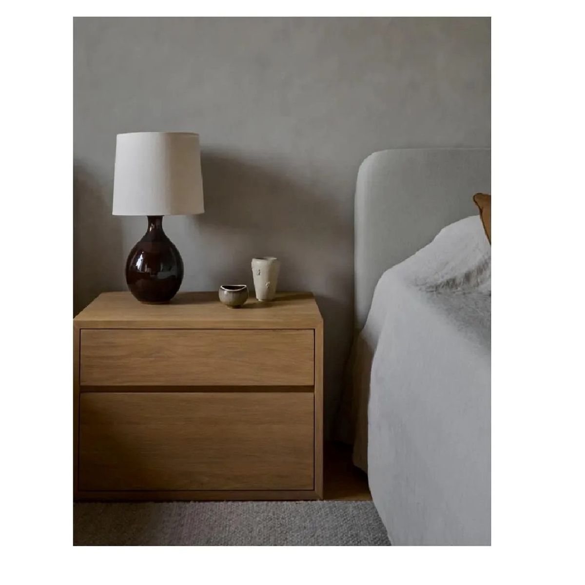 TU MESITA - Mesa de Noche Clásica Yonni 2 cajones color Duna TU MESITA