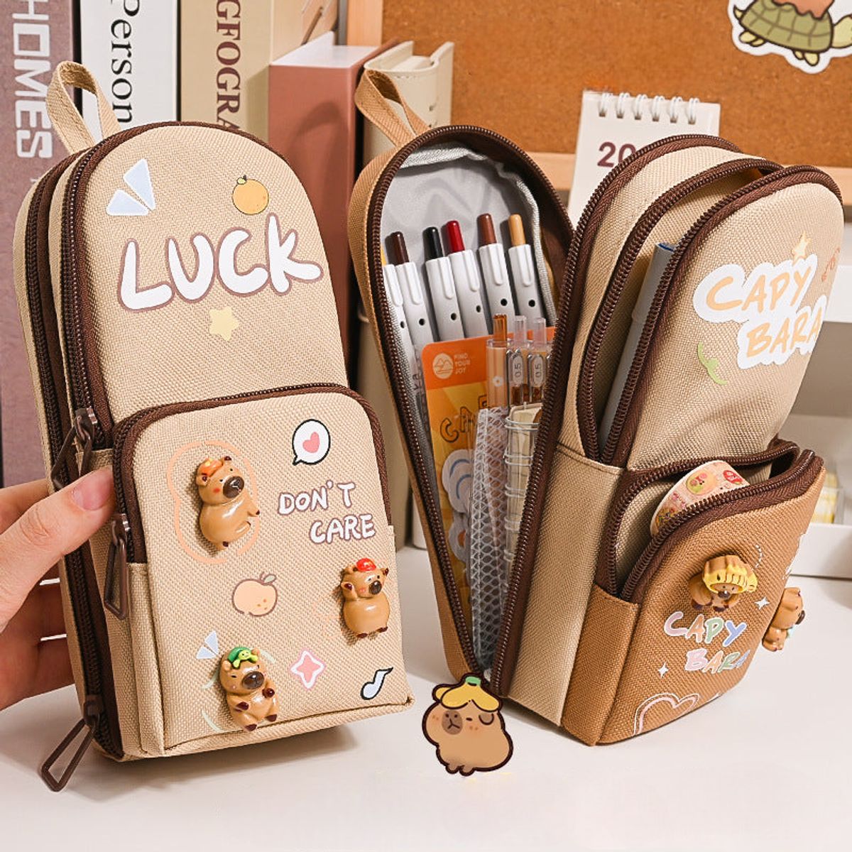 GENERICO - Cartuchera Capibara Espaciosa Con Pines Diseño Capybara