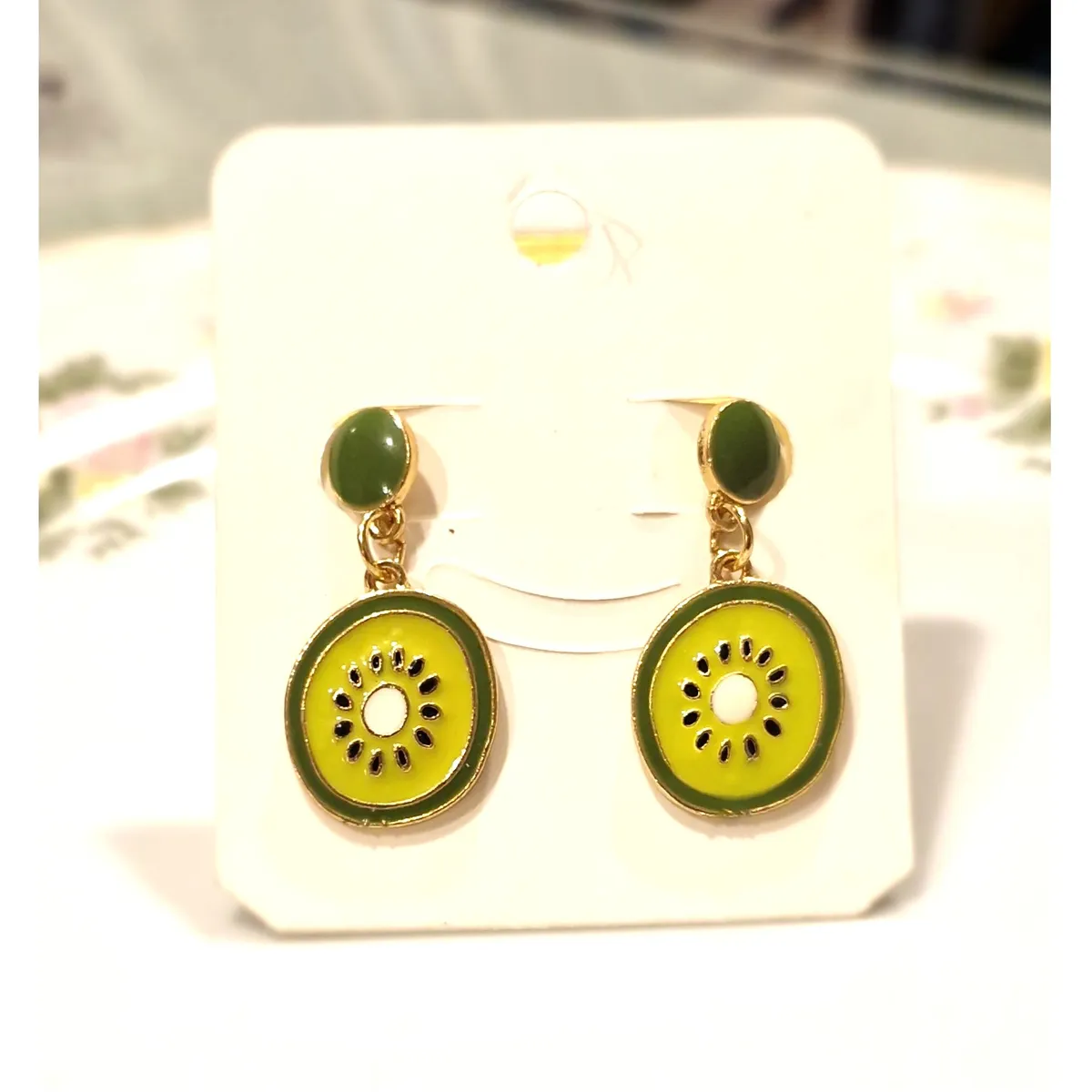 FERNANDA ROMERO JOYAS Y ACCESORIOS - Aretes de Fruta Kiwi Maduros Esmaltados - 3cm de Largo