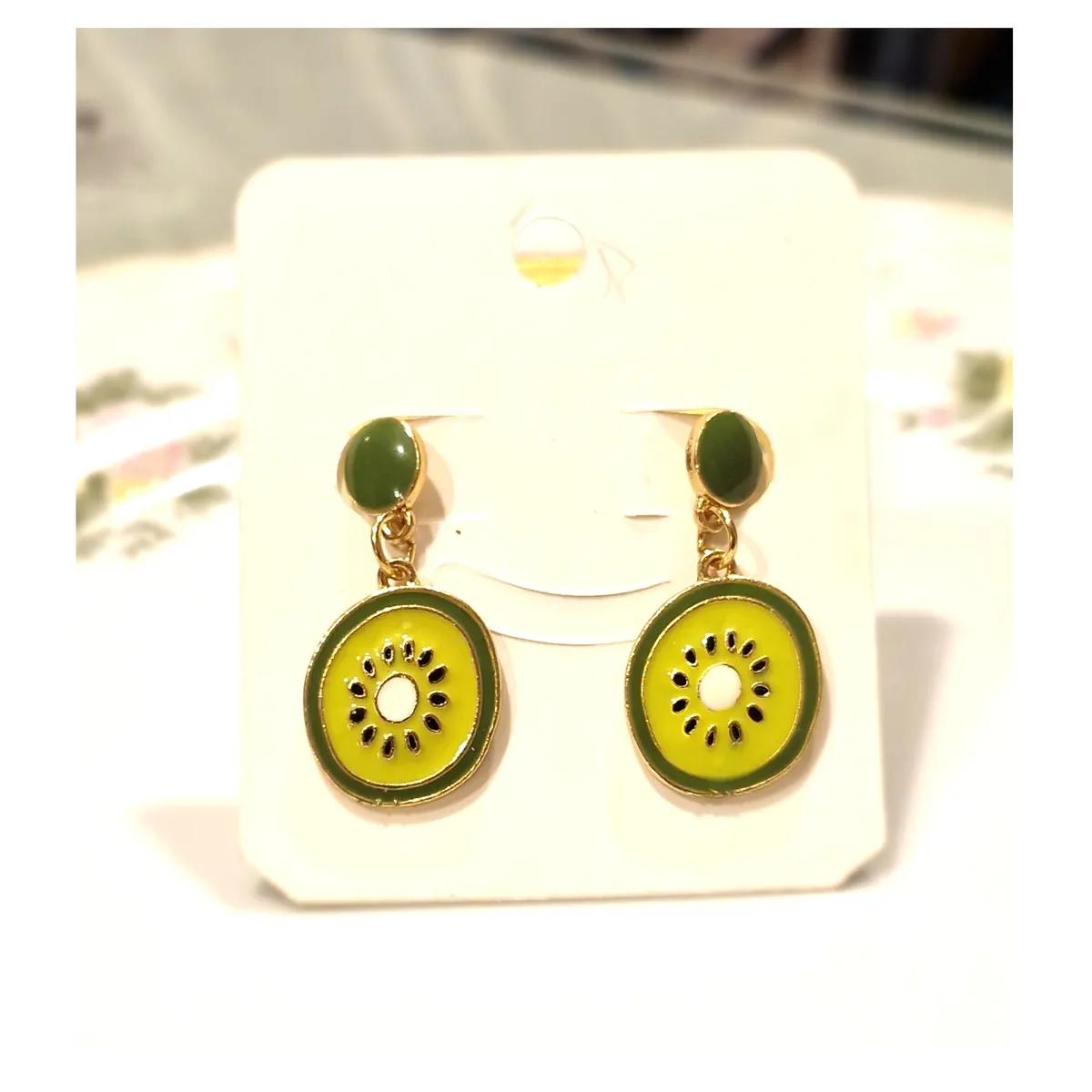 FERNANDA ROMERO JOYAS Y ACCESORIOS - Aretes de Fruta Kiwi Maduros Esmaltados - 3cm de Largo