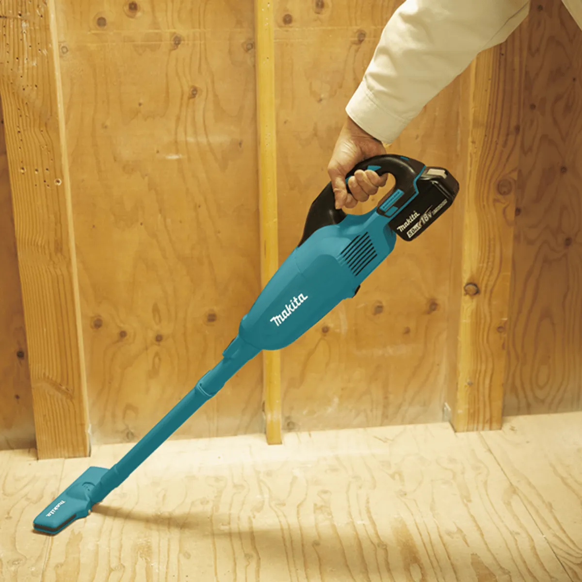 MAKITA - Aspiradora 18V LXT 650ml Makita DCL181FZ +Kit de bateria 3Ah y carga