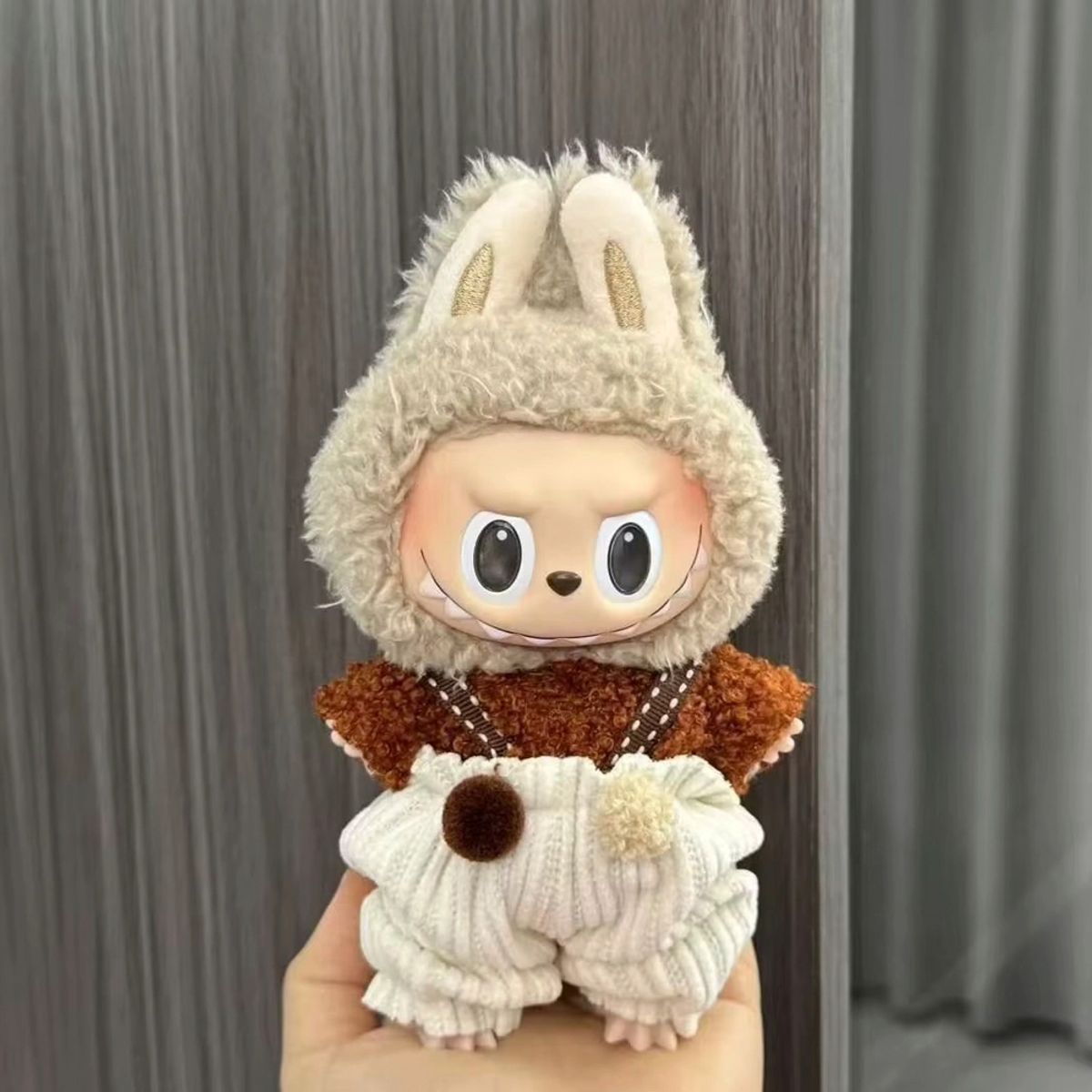 DISEÑO ORIGINAL - Ropa Labubu Conjunto Polo Corderito Ocre Overol Pompom