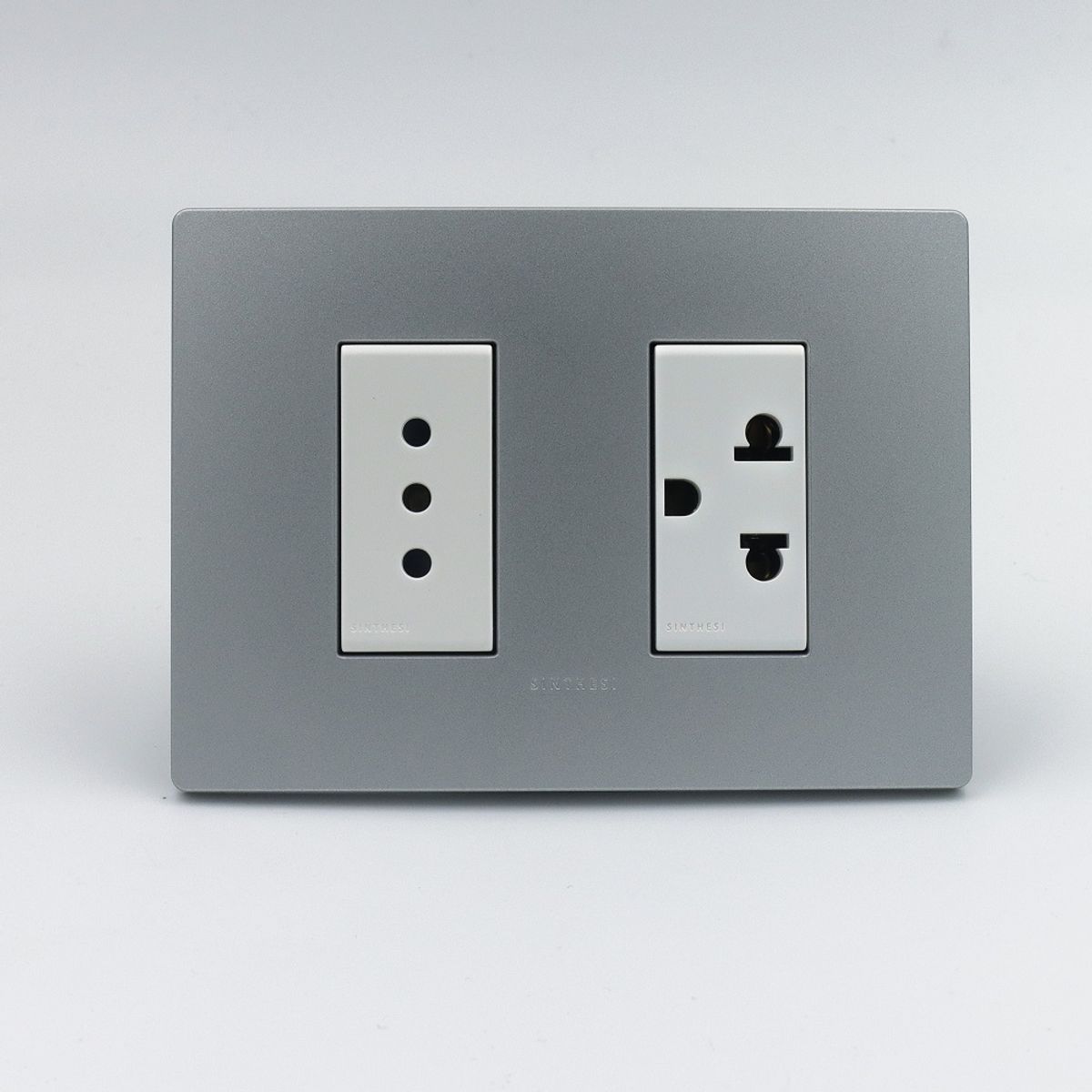 SINTHESI - TOMACORRIENTE DOBLE 1 3 EN LINEA Y 1 UNIVERSAL S33 PLACA PLATA
