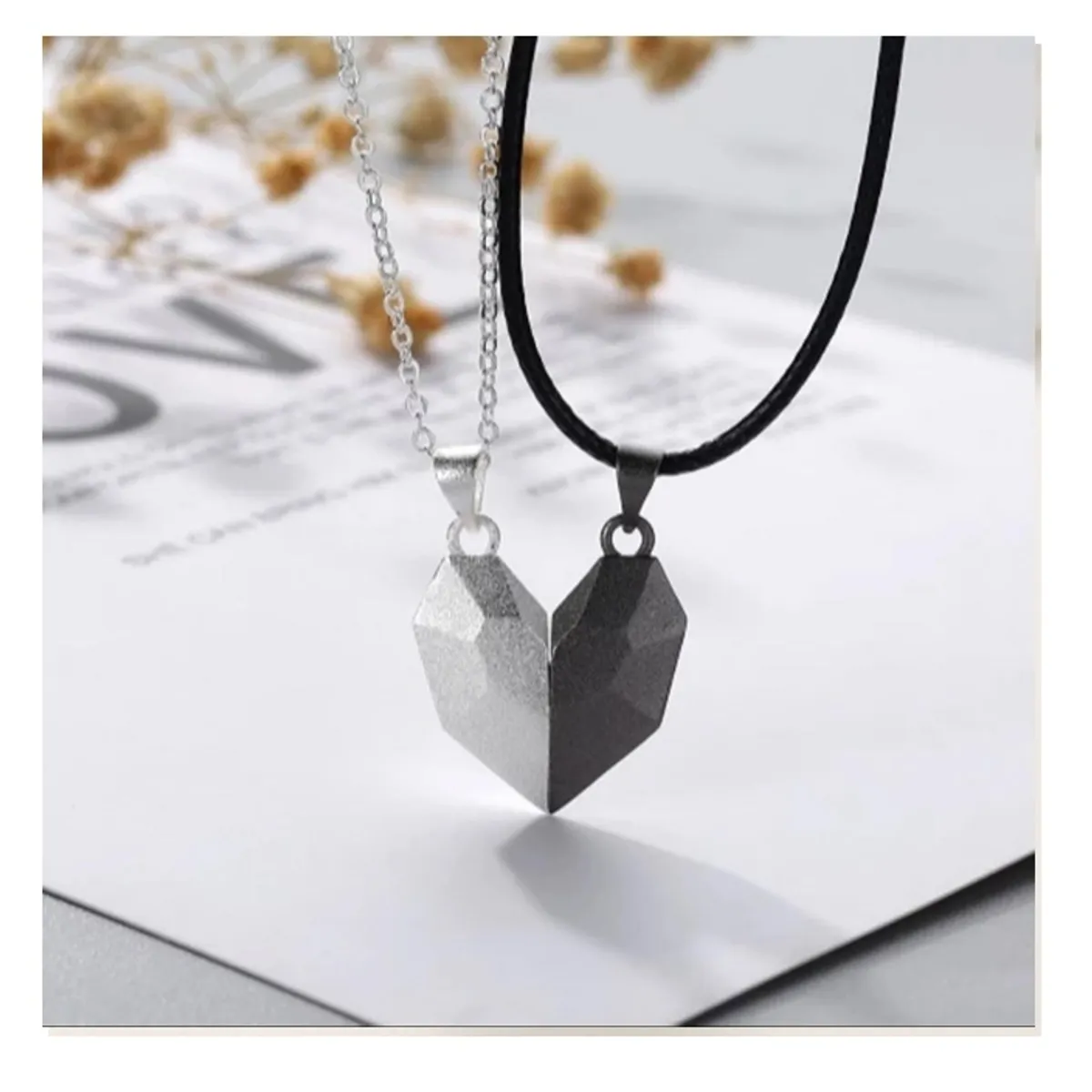 FERNANDA ROMERO JOYAS Y ACCESORIOS - COLLAR CORAZÓN ORIGAMI MAGNÉTICO PARA PAREJAS - 2 COLLARES