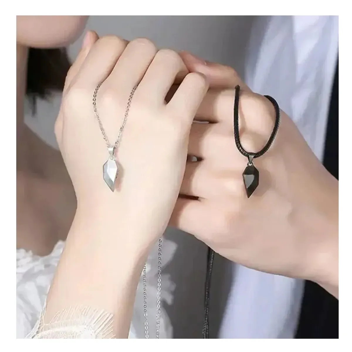 FERNANDA ROMERO JOYAS Y ACCESORIOS - COLLAR CORAZÓN ORIGAMI MAGNÉTICO PARA PAREJAS - 2 COLLARES