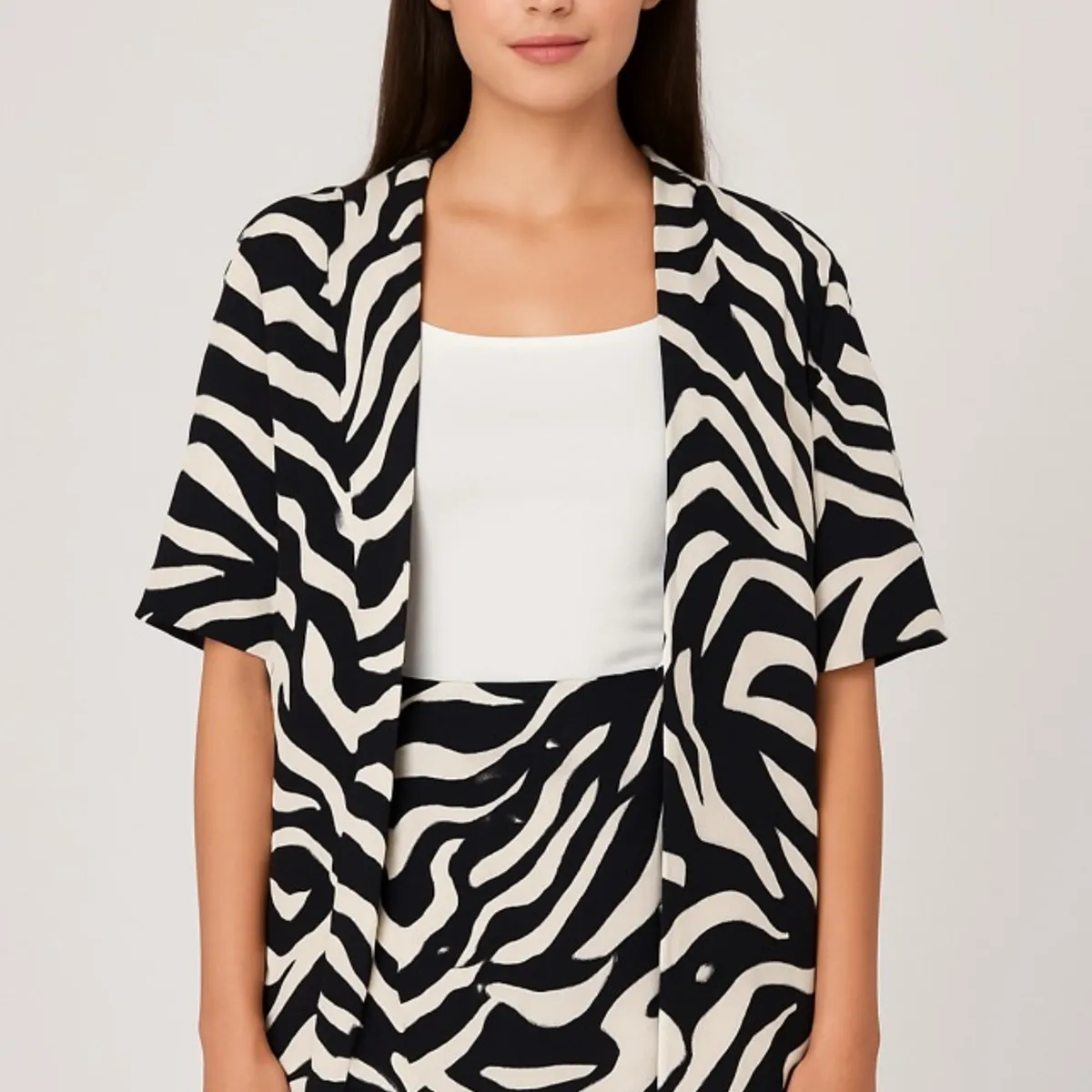 AMA OUTFITTERS - SET CAPA Y FALDA SHORT CAIRO