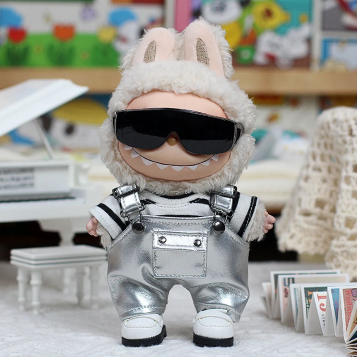 DISEÑO ORIGINAL - Ropa para Labubu Overol Plateado con Polo a Rayas