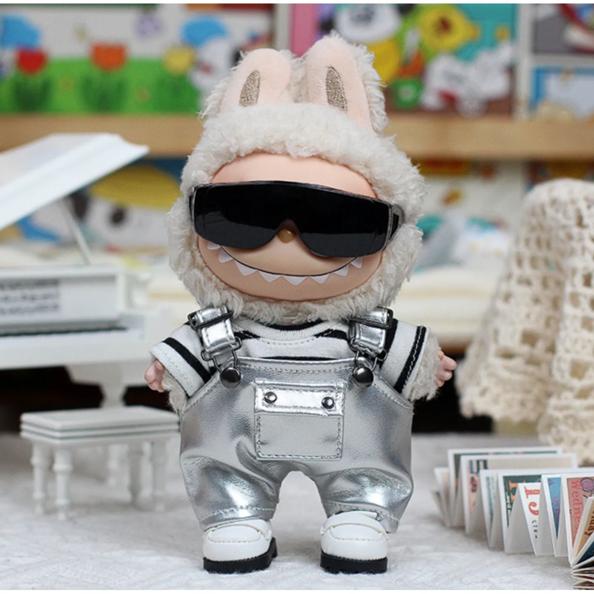 DISEÑO ORIGINAL - Ropa para Labubu Overol Plateado con Polo a Rayas