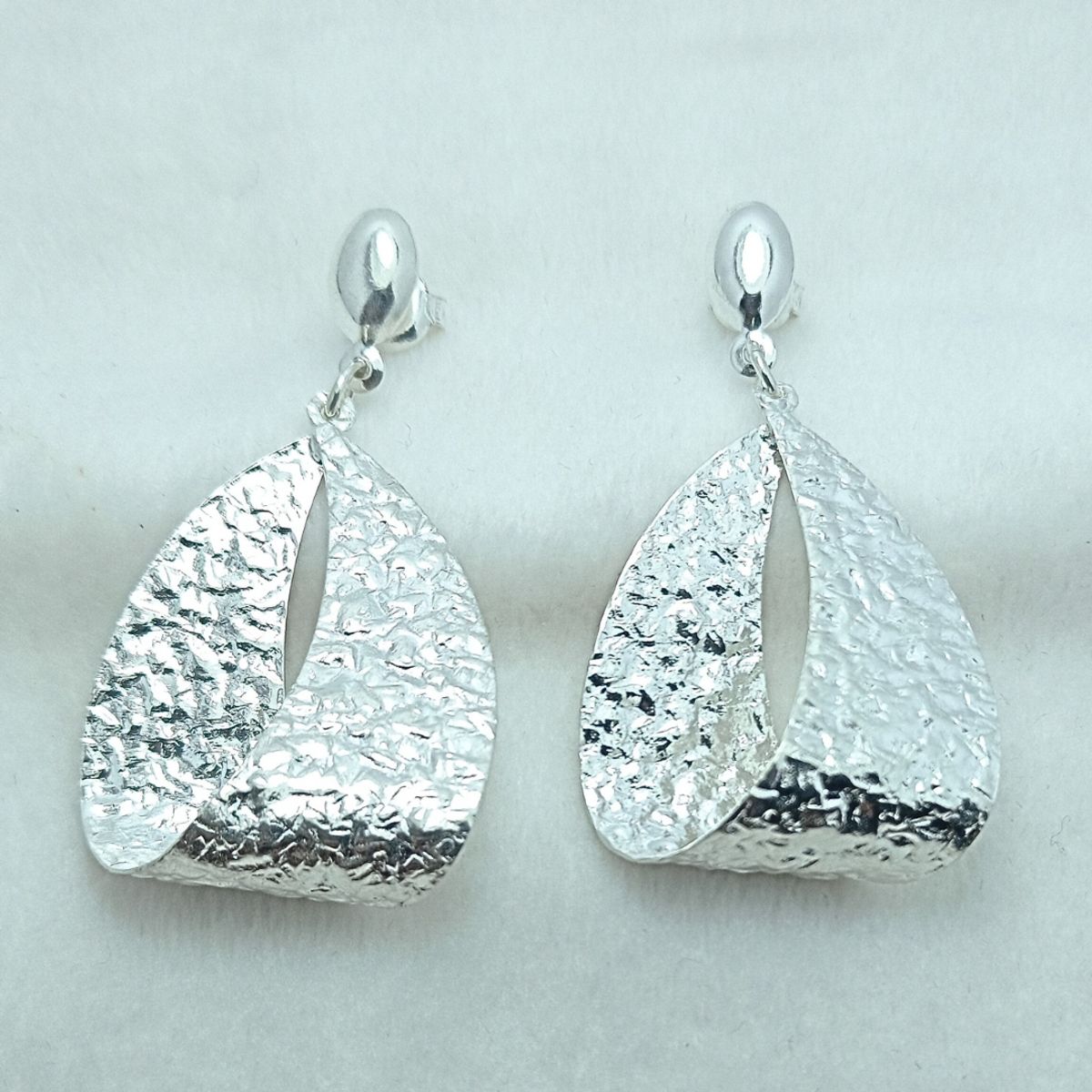 VANDRALA - ARETE DE PLATA ONDA CON DISEÑO