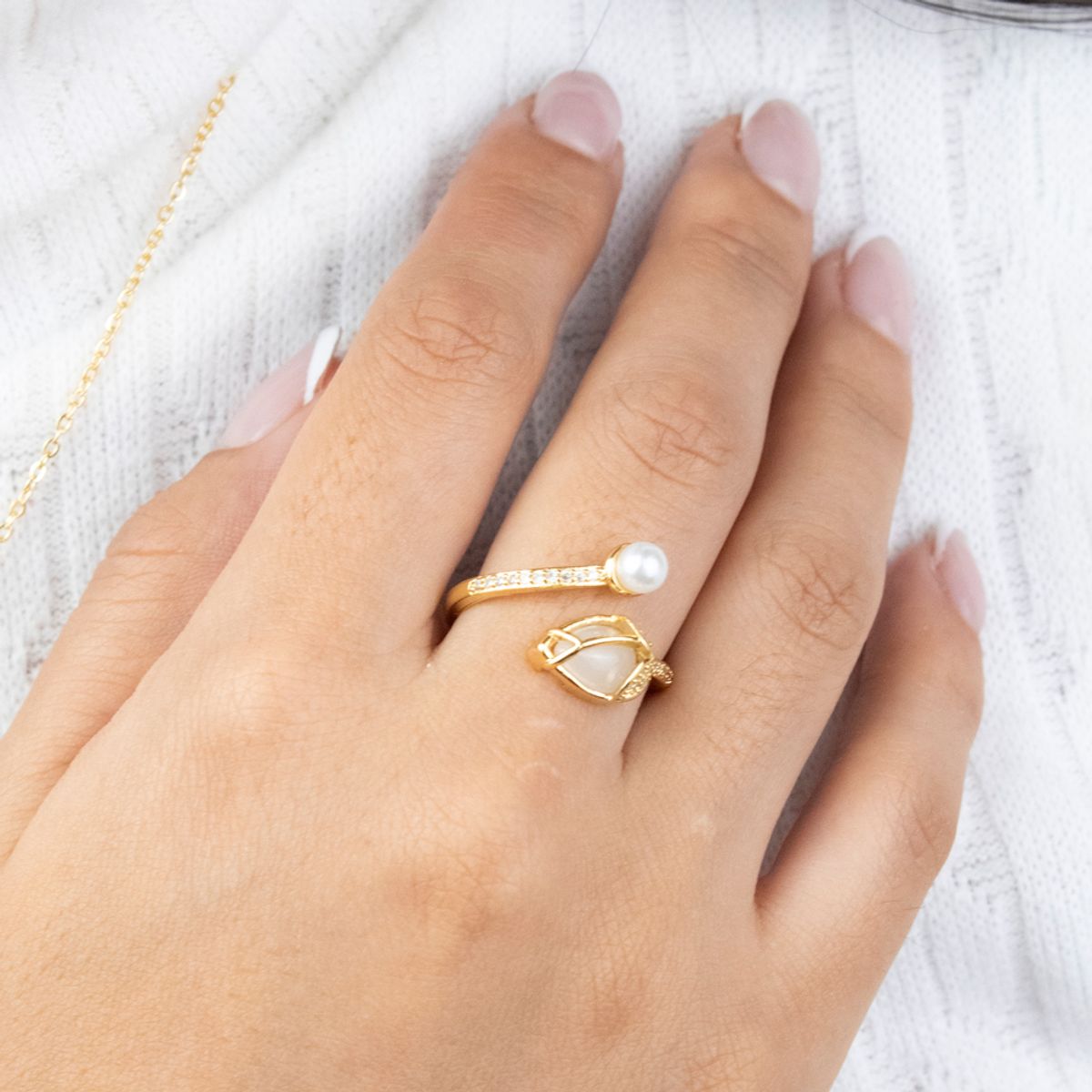 CLEO JOYAS & ACCESORIOS - Anillo Tulipan Piedra Blanca Dorado Acero