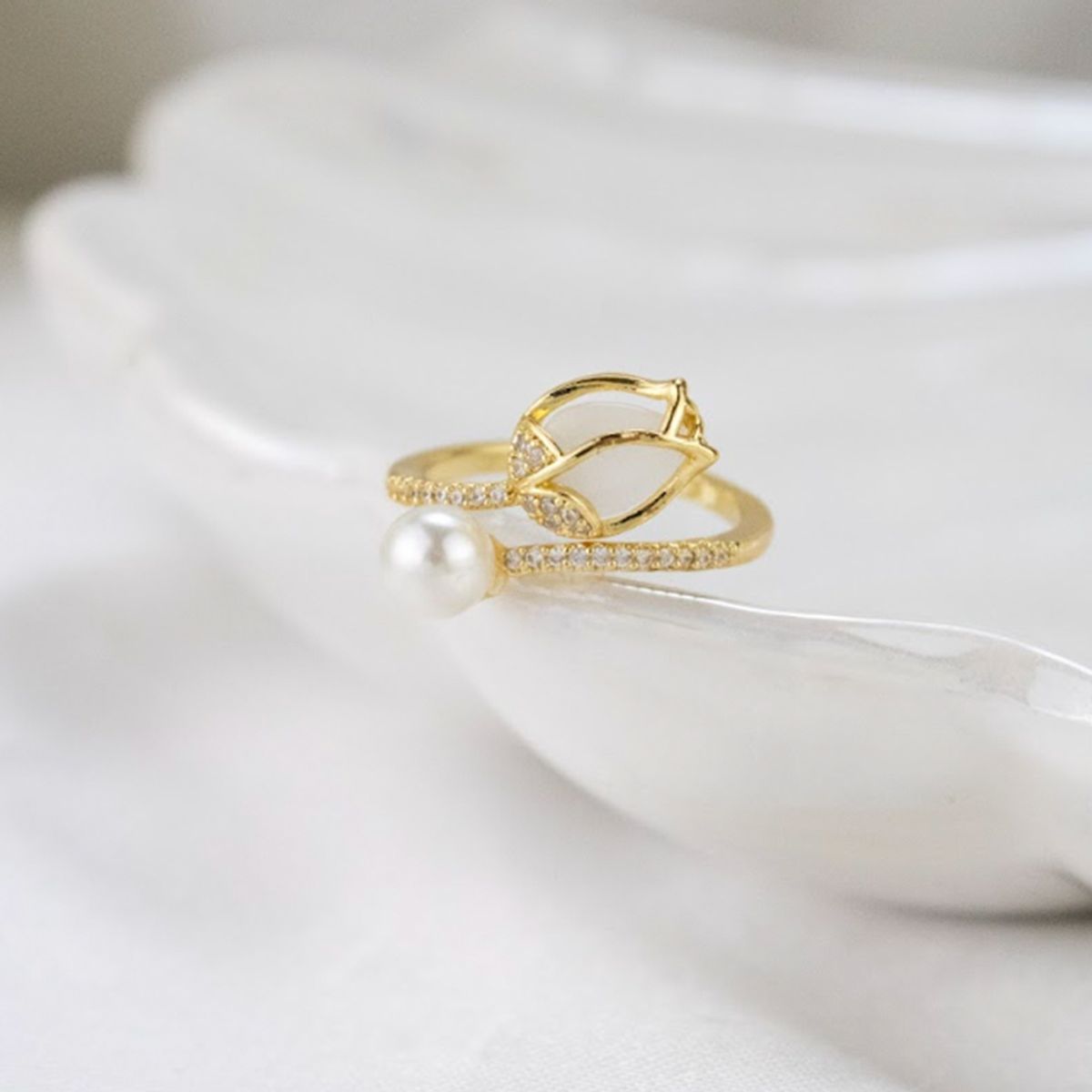 CLEO JOYAS & ACCESORIOS - Anillo Tulipan Piedra Blanca Dorado Acero