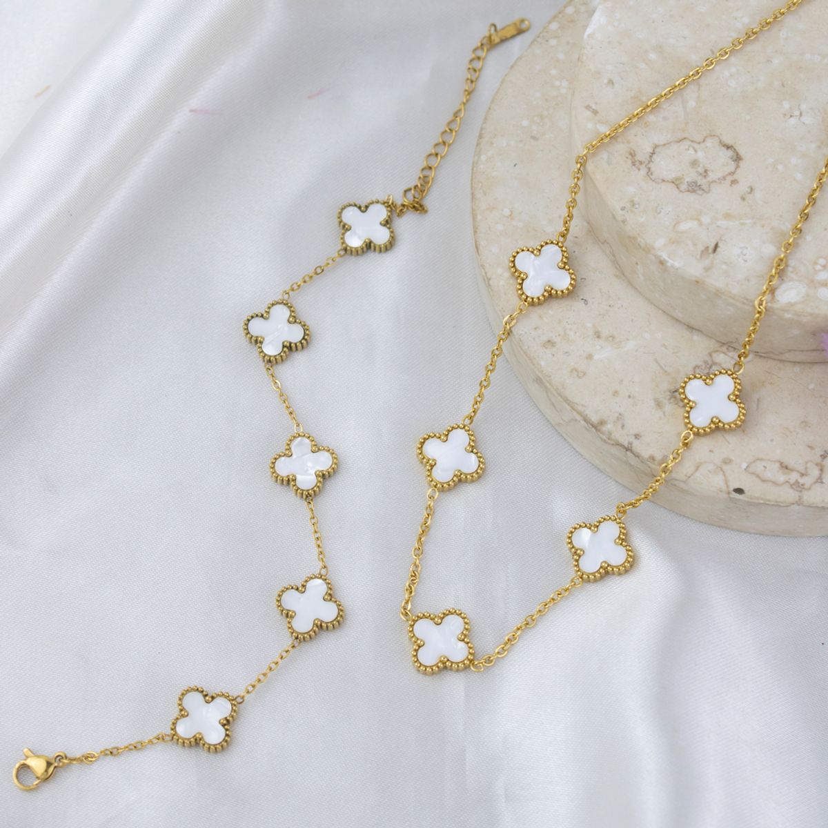 CLEO JOYAS & ACCESORIOS - Set Treboles Collar Pulsera y Aretes Dupe Van Cl Nacarado