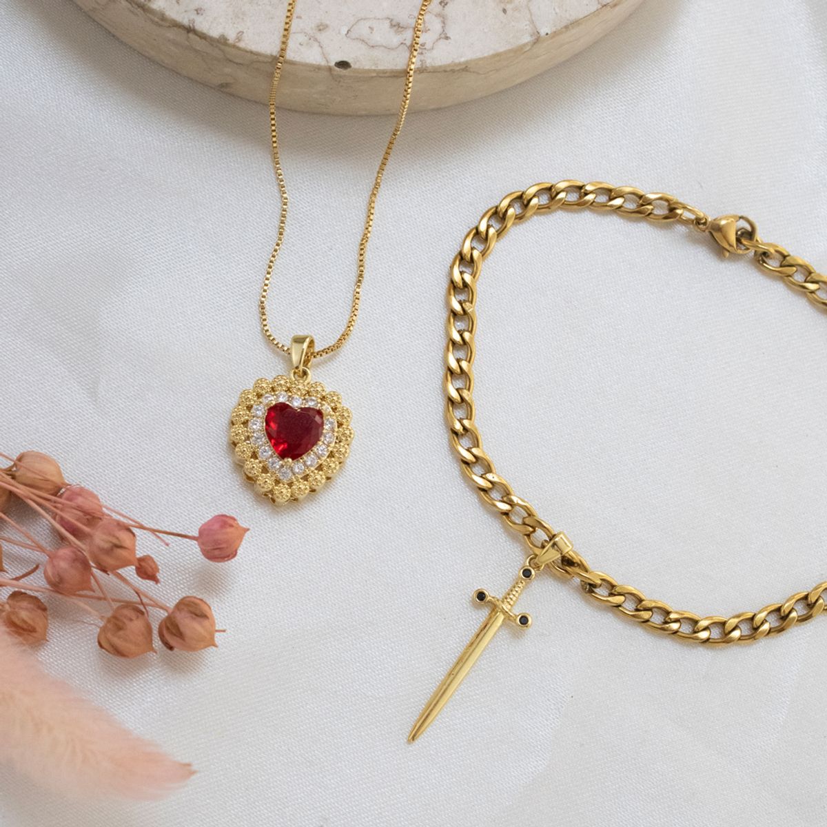 CLEO JOYAS & ACCESORIOS - Set Corazón y Espada Dorado Rojo Acero