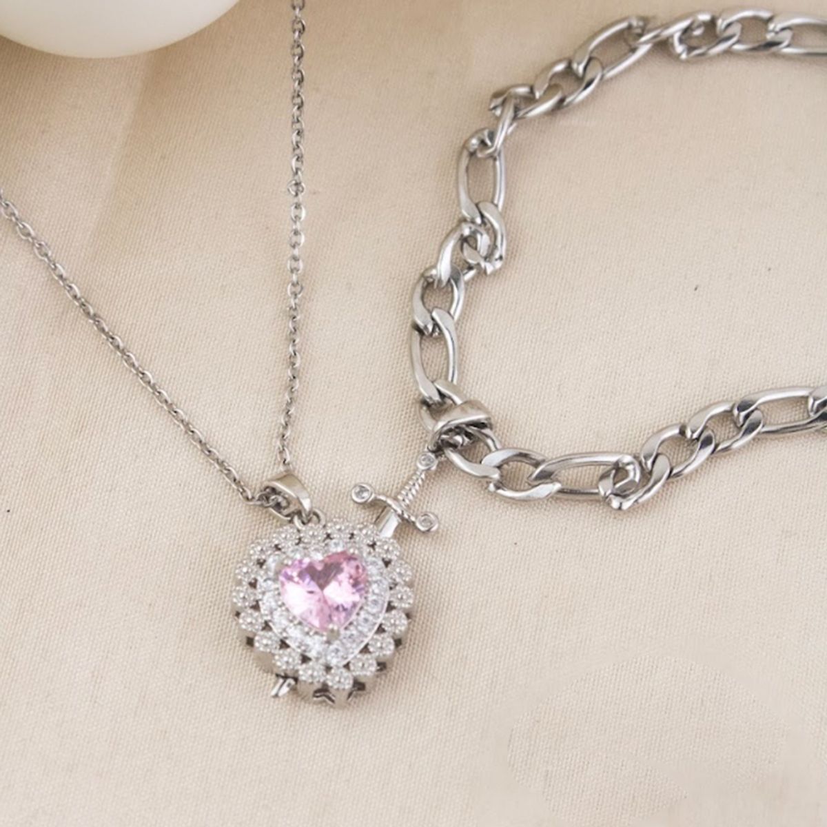 CLEO JOYAS & ACCESORIOS - Set Corazón y Espada Dorado Rosa Plateado Acero