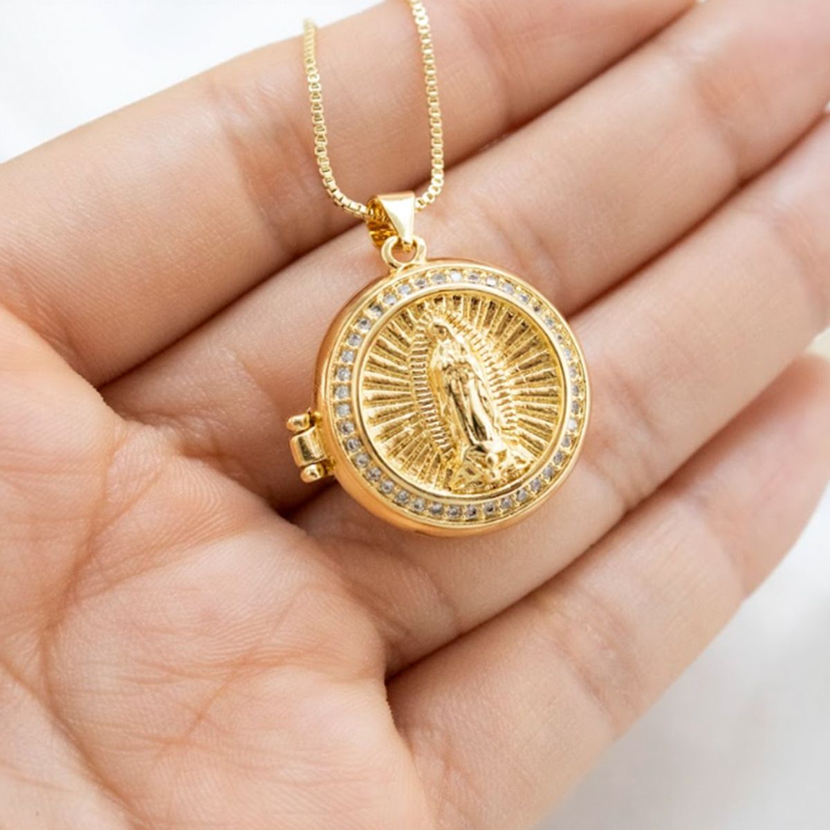 CLEO JOYAS & ACCESORIOS - Collar Relicario Virgen Redondo Dorado