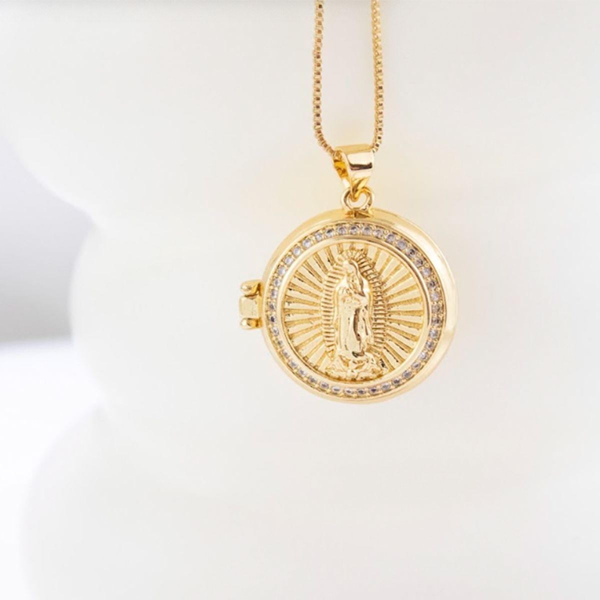 CLEO JOYAS & ACCESORIOS - Collar Relicario Virgen Redondo Dorado